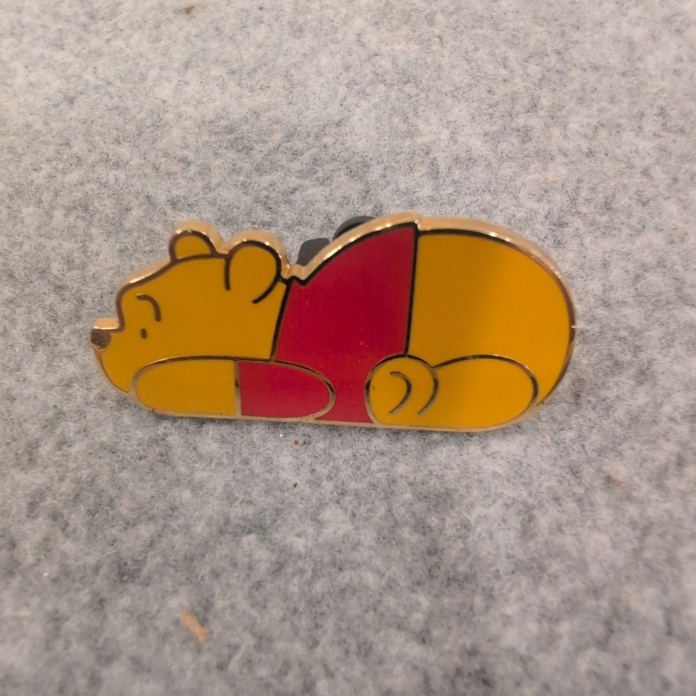 Disney Winnie the Pooh Sleeping Enamel Pin Official Trading 2003 Gold Tone - Picture 1 of 4